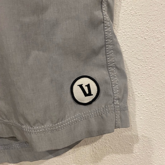 Vuori Kore Shorts Men's Size XL Light Gray Lined - Picture 2 of 4